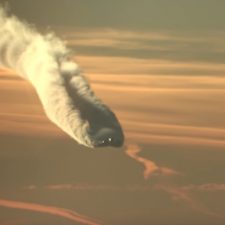 Pilot shoots video of 787 contrail — from above