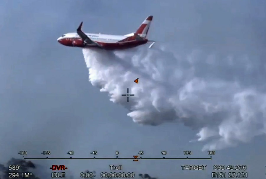 tanker 137 Boeing 737 drop first wildfire bushfire