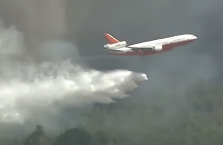 Air Tanker 910 drops wildfire Chile