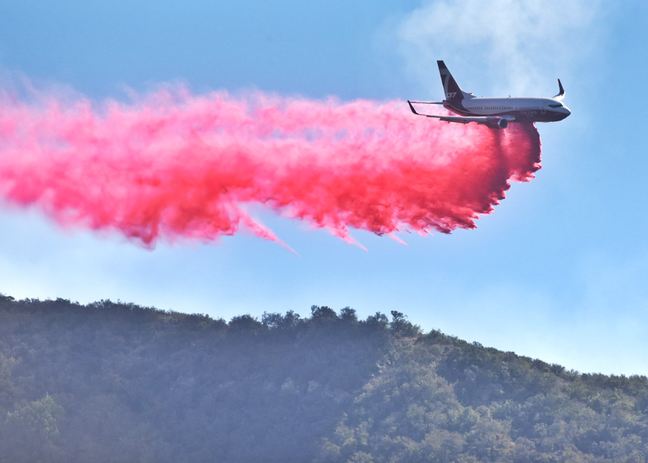 Foro de Debate Militar/Military Discussion Forums - Portal Tanker-137-dropping-on-the-northwest-side-of-the-Alisal-Fire-Oct.-13-2021.-Photo-by-SBCFD-2