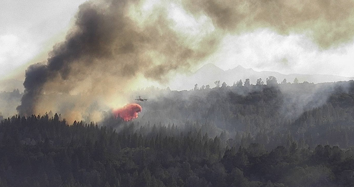 BAe-146 air tanker drops Winding Fire in Northern California, June 18, 2022